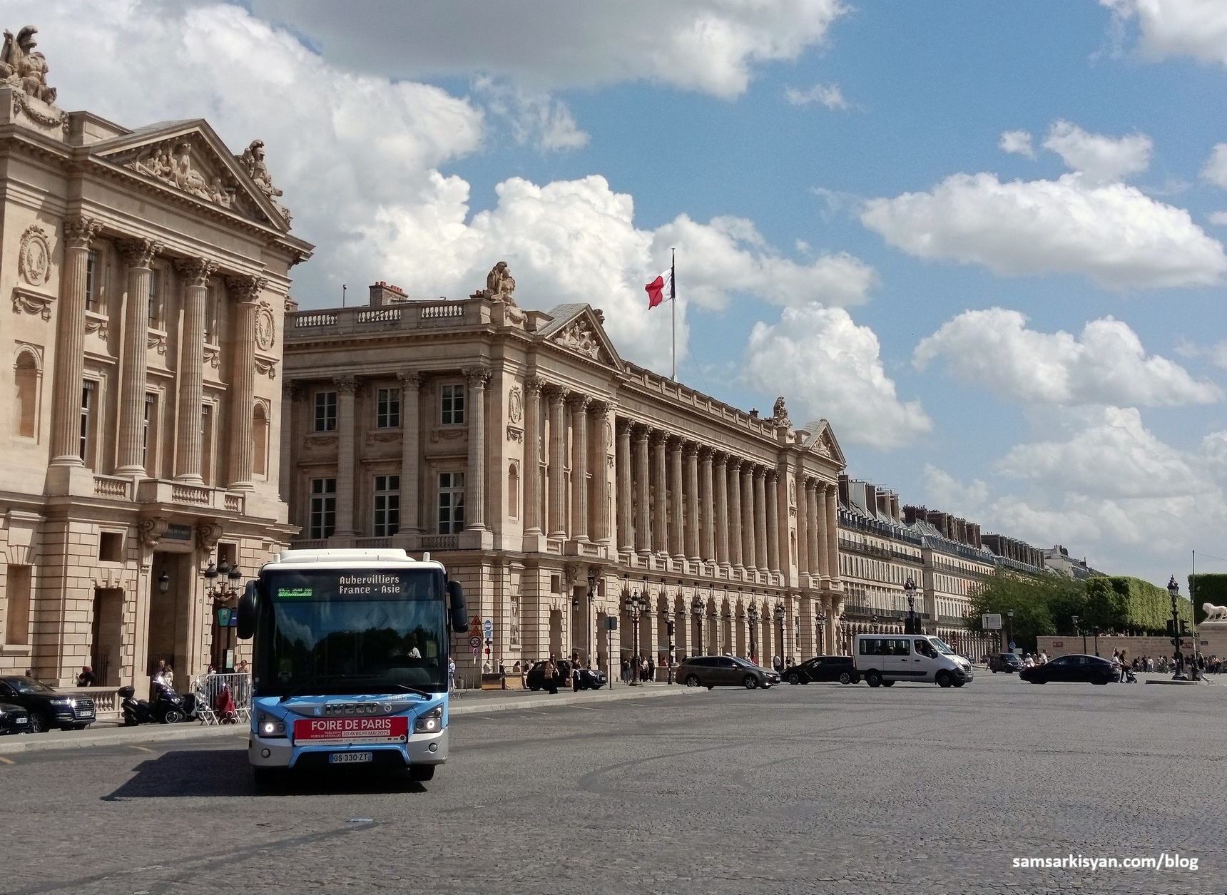 Paris Bus Tourist Itinerary & Tips