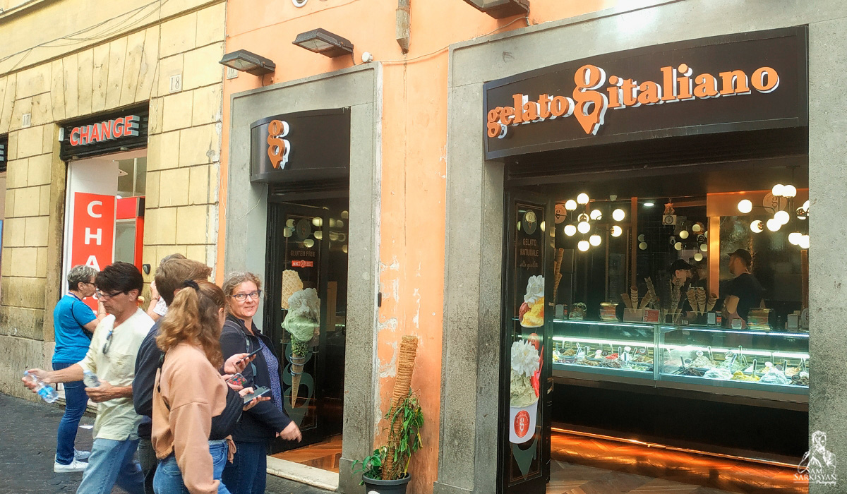 Tourists in Rome, Gelato, Ice Cream buy